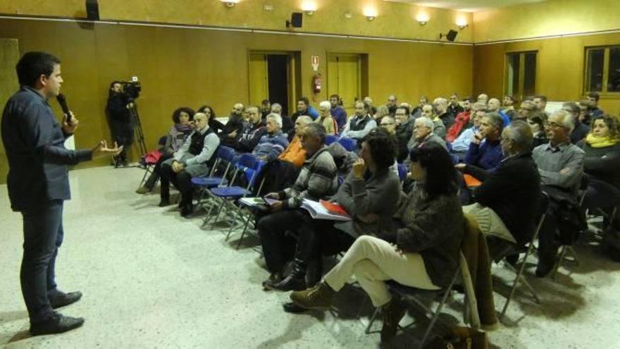 L&#039;alcalde, en la reunió amb veïns i treballadors feta fa uns dies.