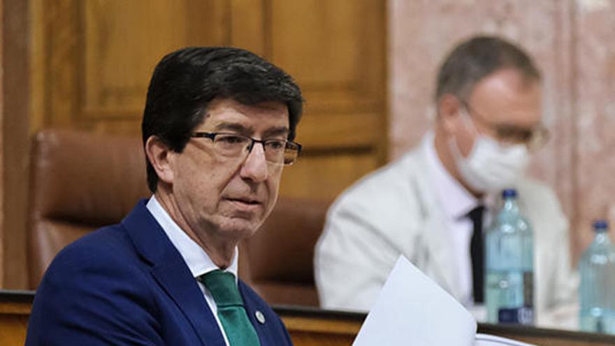 El vicepresidente y consejero de Turismo, Juan Marín, explicó ayer el plan en el Parlamento.