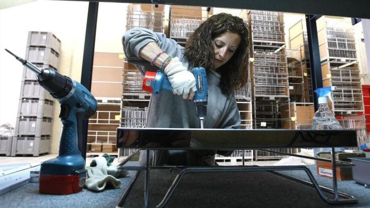 Una mujer trabaja en un taller