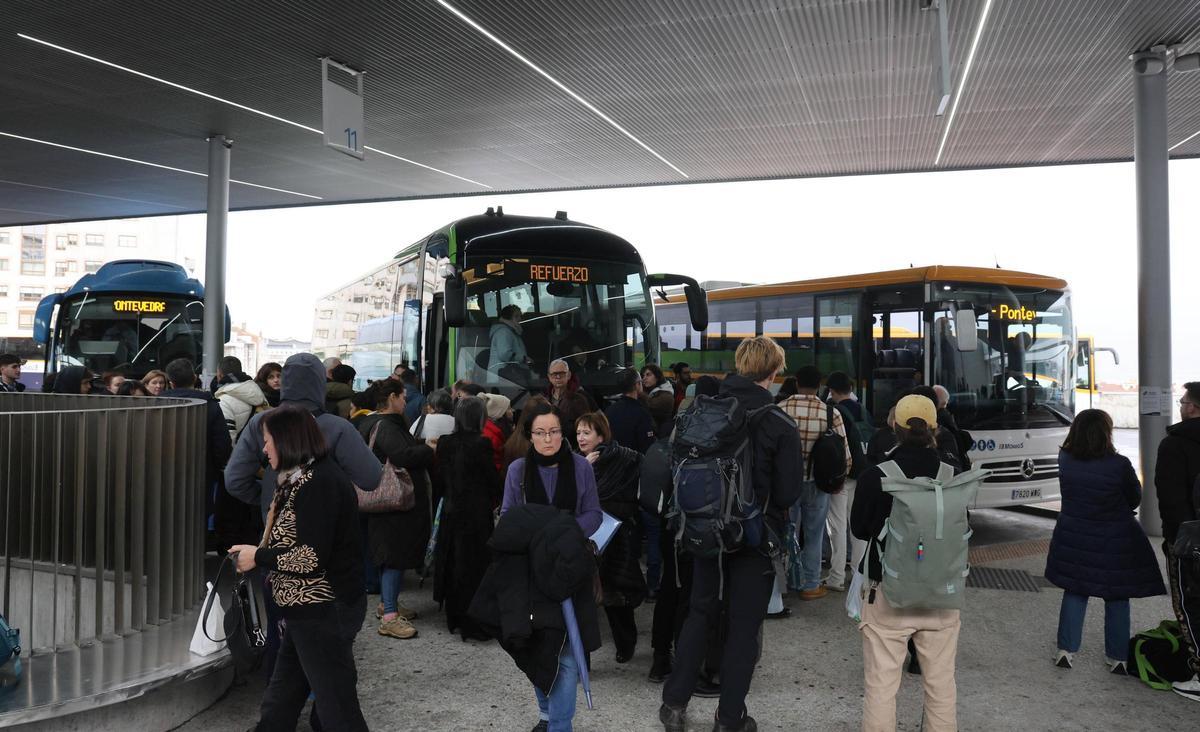 Las compañías reforzaron sus servicios por carretera para acoger a los viajeros que se quedaron sin tren.