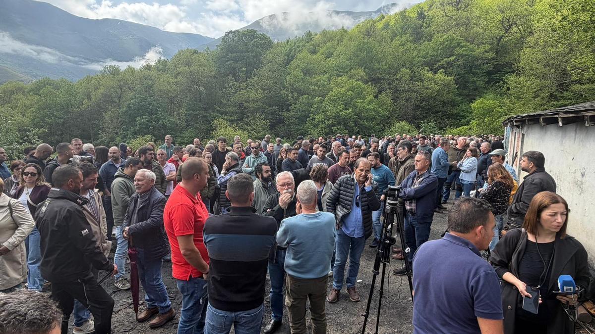 Los mineros encerrados en Mina Miura mantienen la lucha tras nueve días: "Van pasando factura el frío y la humedad, pero hay que seguir"