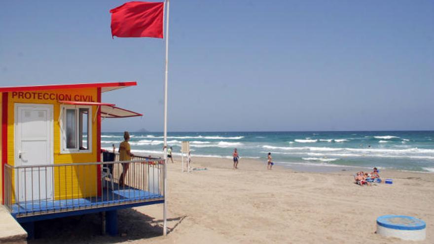 Bandera roja y socorrista vigilando en la playa