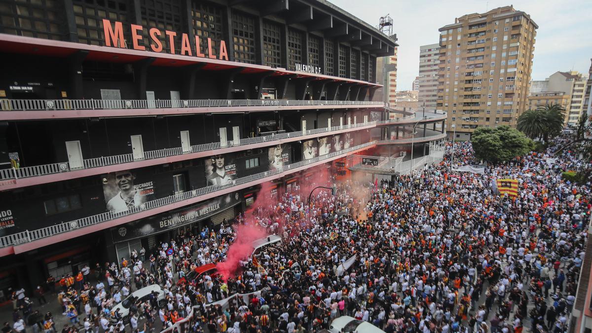 Las imágenes de la marcha de la afición valencianista contra Lim