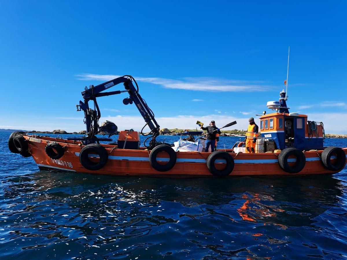 Así se elimina basura en los fondos marinos y la costa del islote Guidoiro Pedregoso.
