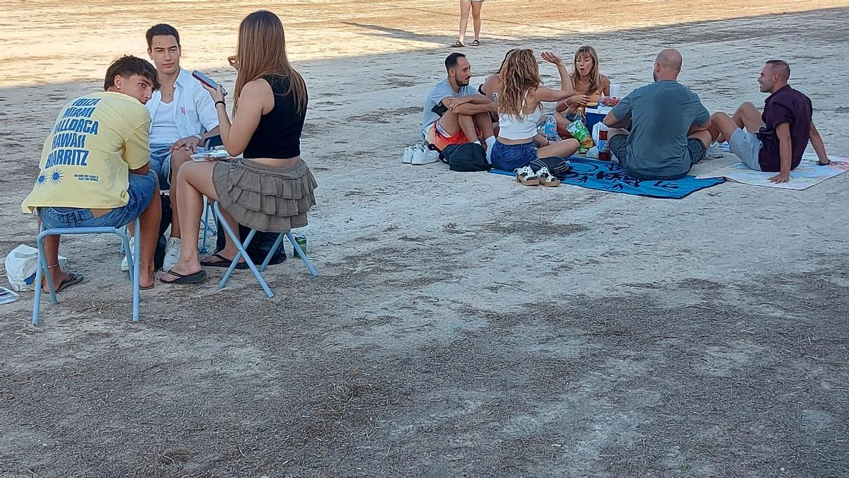 Picknick auf dem ehemaligen Fußballplatz in Pina.