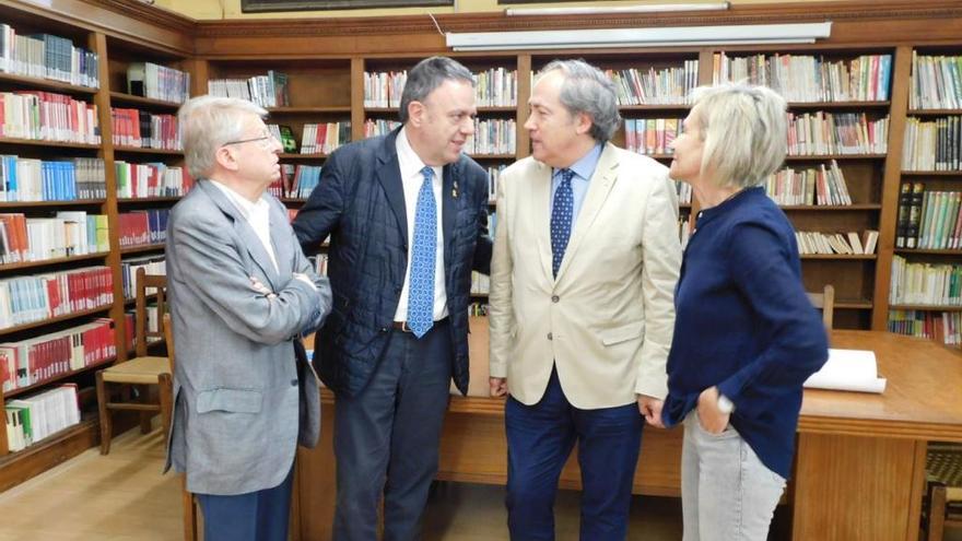 Sinca, Junyent, Maluquer i Pla després de la presentació, a la biblioteca del Peguera.