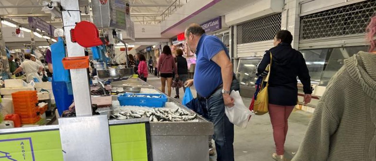 Clientes en puestos de sardinas, ayer en la plaza de Cangas. | // G.N.