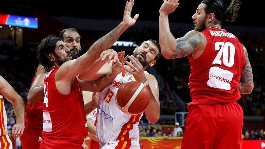 Arriba, Bahrami hace falta a Marc Gasol en presencia de Rostampour y Haddadi. A la izquierda, Rubio pide explicaciones a Rudy.