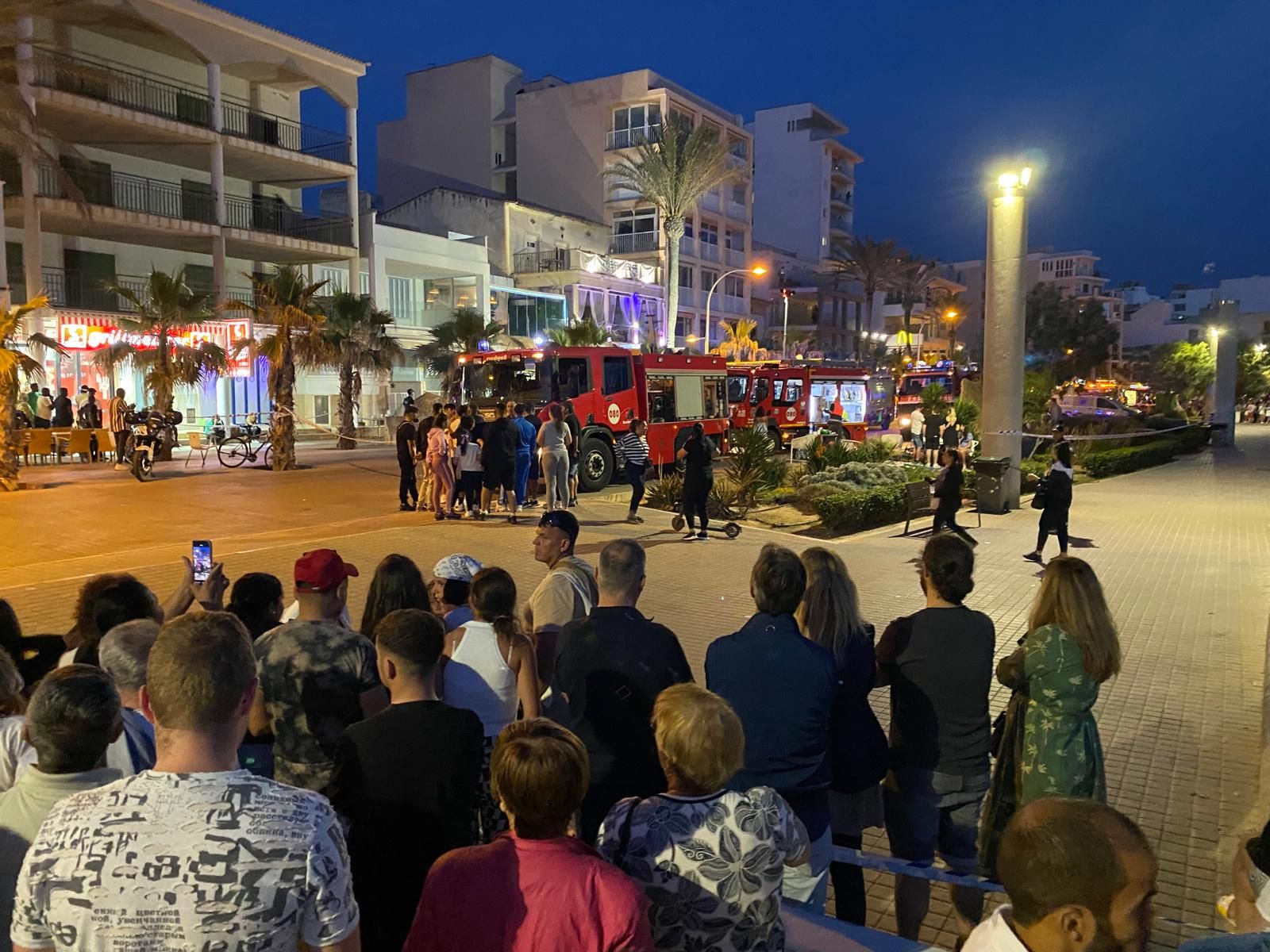 Al menos un fallecido y un herido muy grave tras derrumbarse una planta de un edificio de Playa de Palma