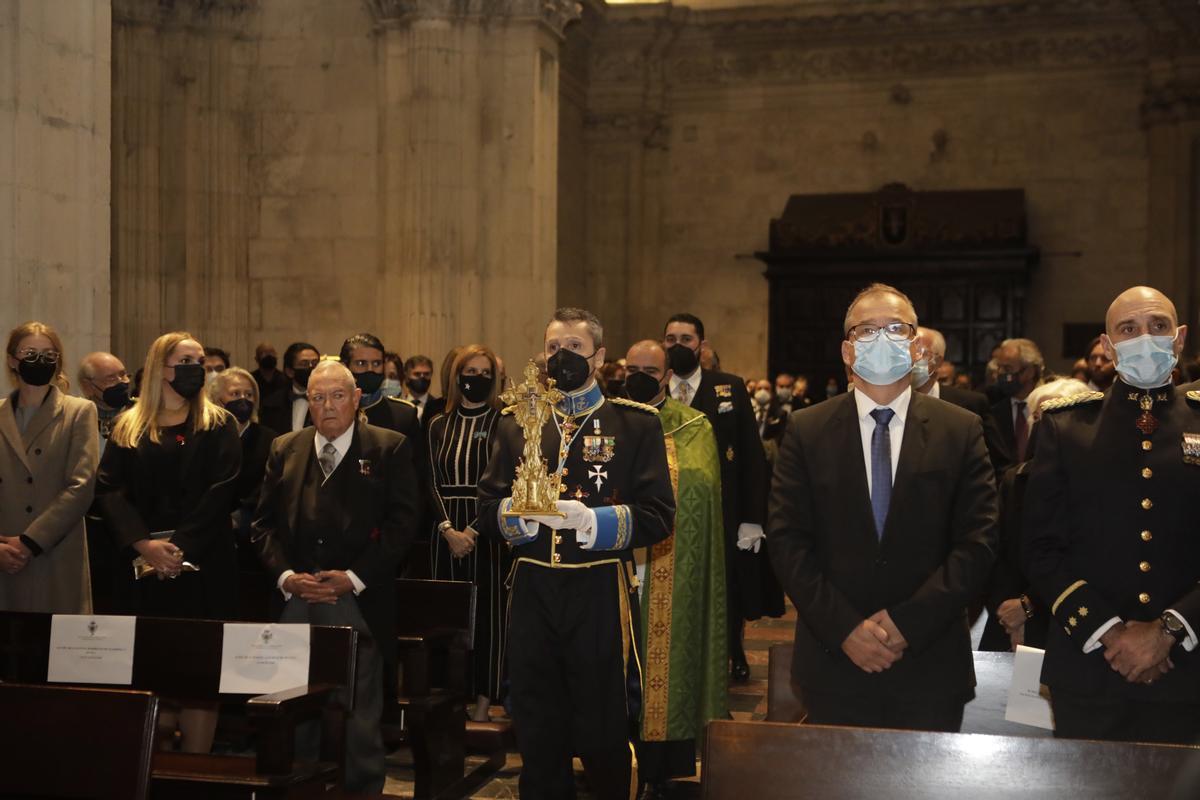 Miembros del Real Cuerpo de la Nobleza durante la celebración de la investidura en la Capilla del Rey Casto