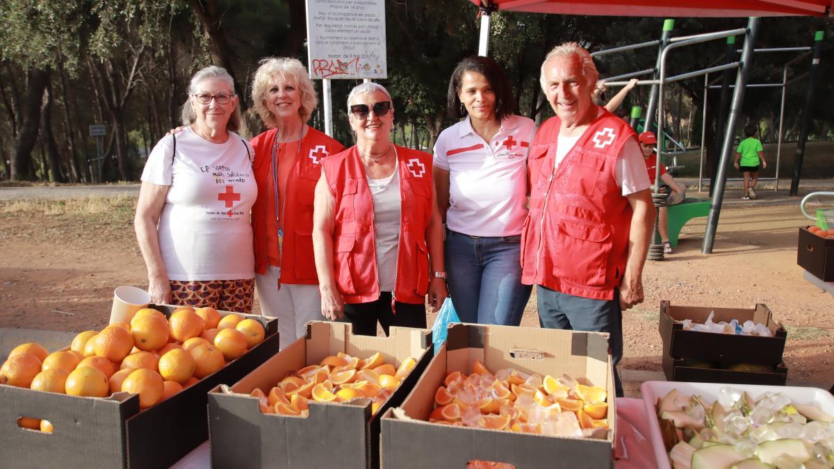 Los voluntarios ofrecían fruta a los corredores en la zona de avituallamiento.