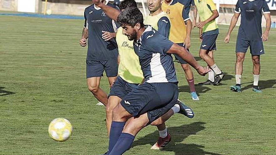 Poblense y Mallorca B pelean esta noche en Santanyí por una plaza en Segunda B