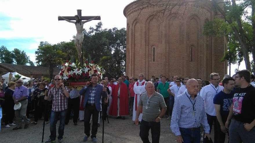 Cofrades portan la imagen del Cristo de las Batallas durante la procesión del año 2017.