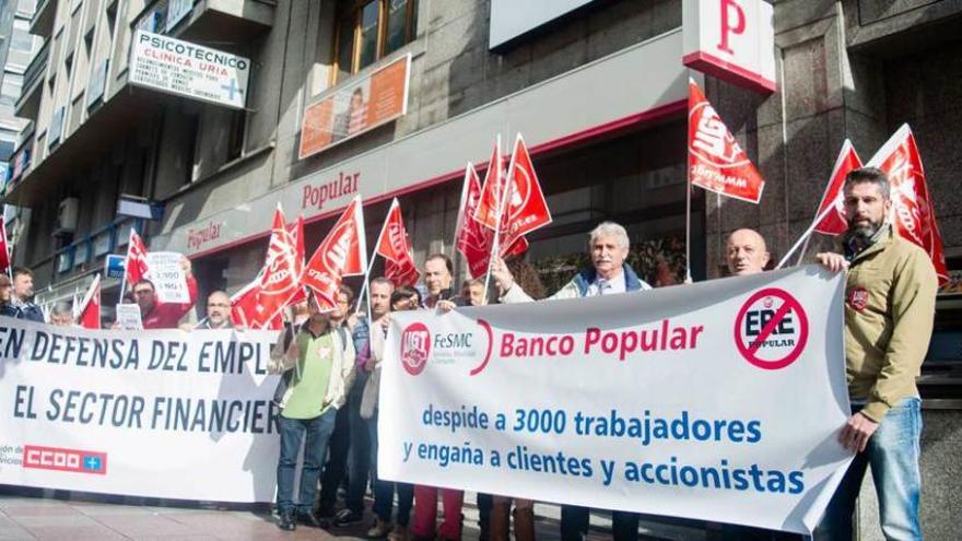 Protesta contra el ERE del Popular ante la sucursal bancaria de la calle Uría de Oviedo.