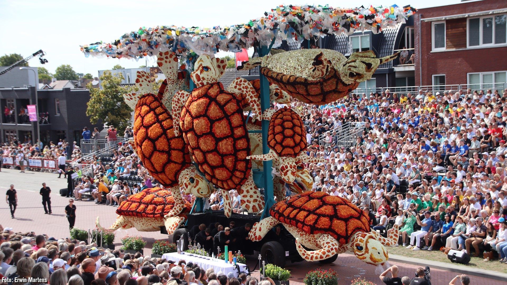 Las espectaculares carrozas de la "Batalla de Flores Holandesa"