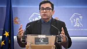 El diputado de Sumar Gerardo Pisarello durante una rueda de prensa anterior a la Junta de Portavoces en el Congreso de los Diputados, a 11 de marzo de 2025, en Madrid (España).