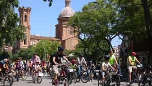 El paso de las bicicletas este domingo por delante de la parroquia de Sant Andreu de Palomar.