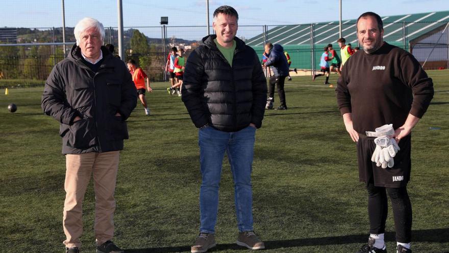 Por la izquierda, Gonzalo Llano, Luis Antonio Rodríguez y Alejandro Tuñón, ayer, en el campo de fútbol de Lloreda durante el entrenamiento de uno de los equipos del club.