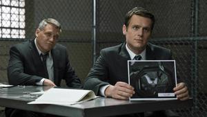 Holt McCallany y Jonathan Groff, en el papel de agentes del FBI.