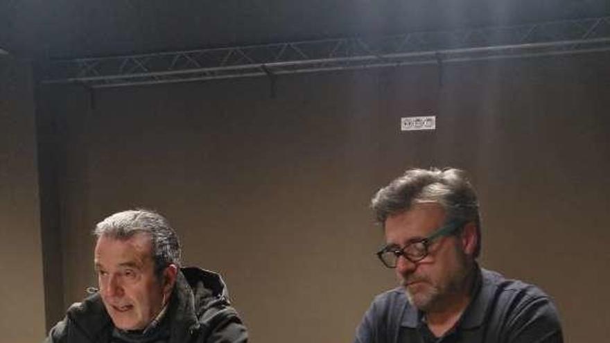 Por la izquierda, Javier García Cellino y Juan Ignacio González, durante la presentación del poemario en Langreo.