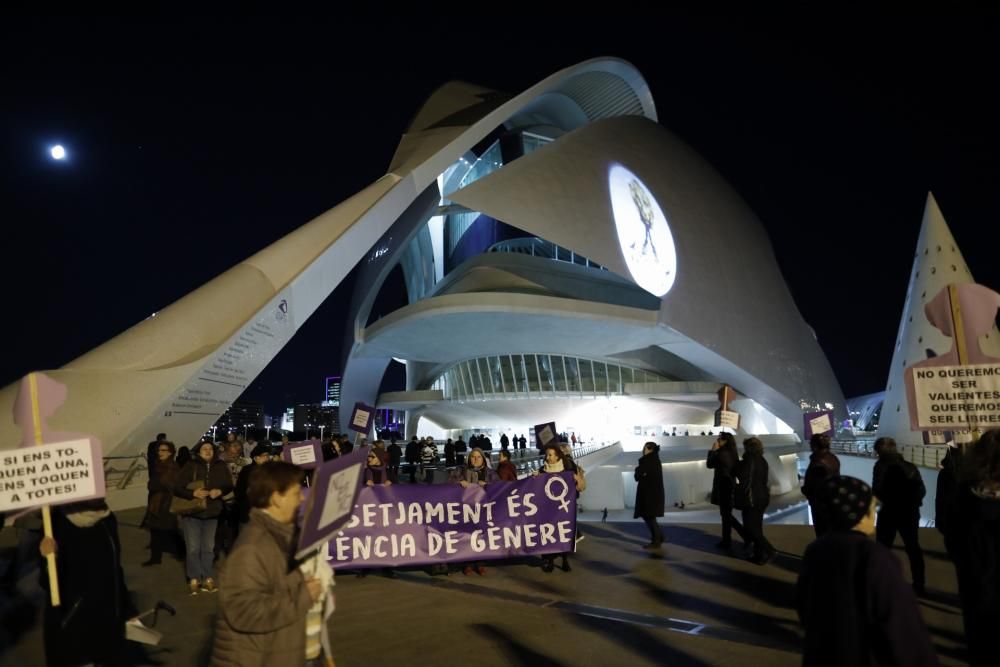 Protesta feminista contra Plácido Domingo frente a Les Arts