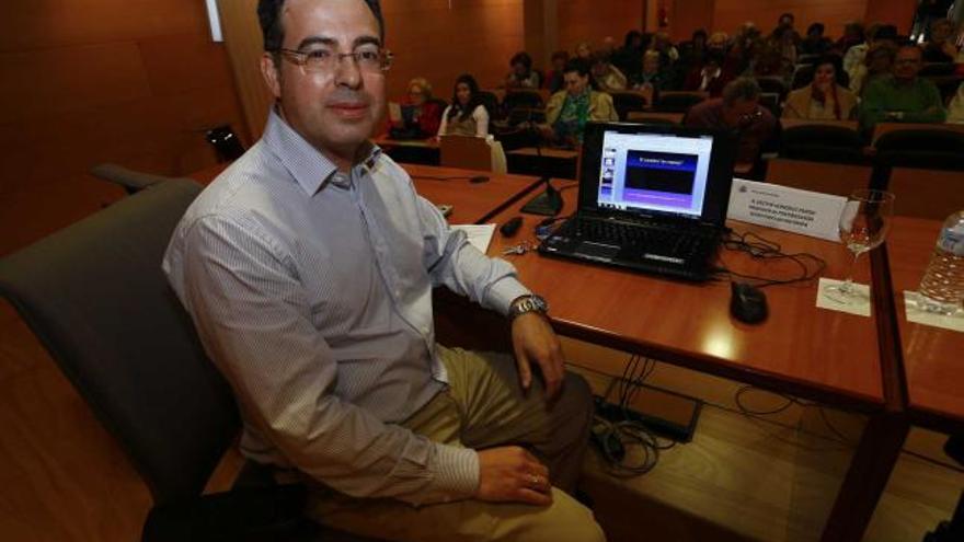 El profesor González Pardo, ayer, durante su ponencia en el centro de servicios universitarios de Avilés.