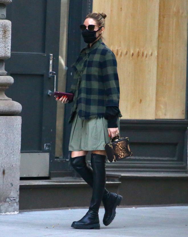Olivia Palermo, con sobrecamisa de cuadros, falda globo y botas extralargas