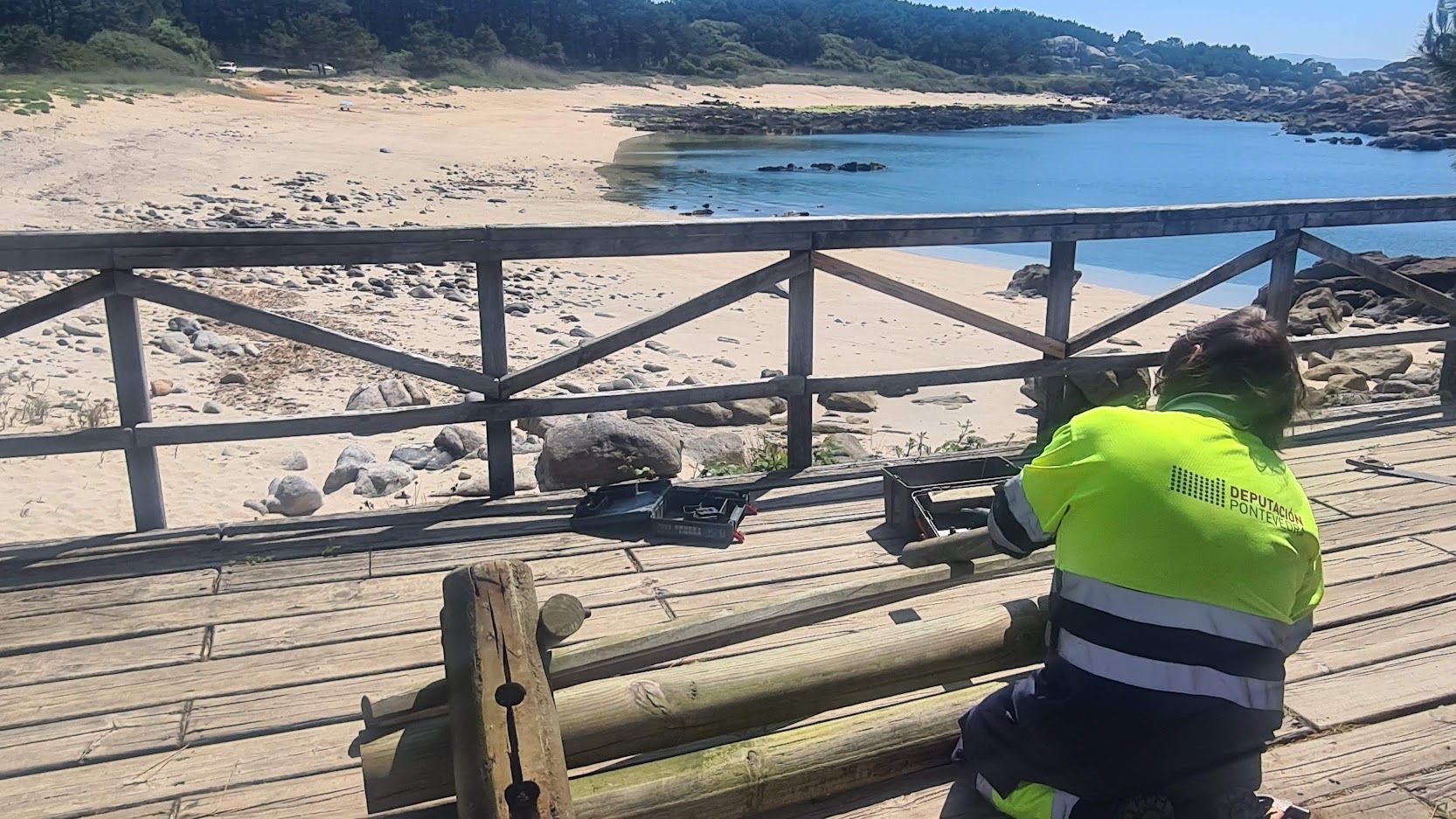 Un trabajador del Concello reparando el paseo.