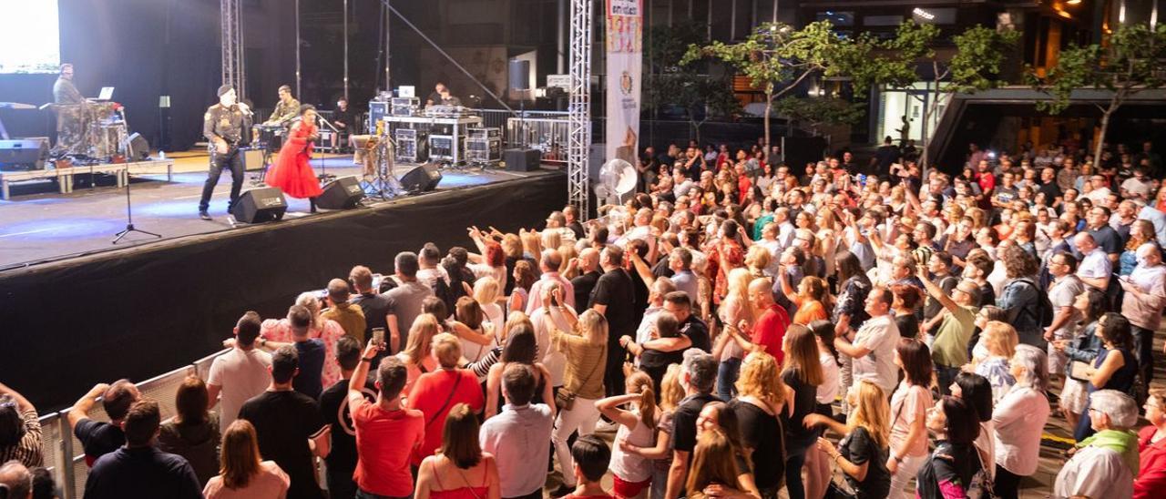 Los conciertos de las fiestas de Vila-real en la plaza Major han sido unos de los actos festivos más multitudinarios.