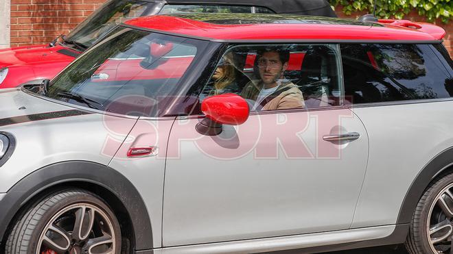 Sergi Roberto llega a casa de Messi con su pareja en su mini