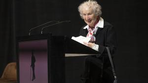 Margaret  Atwood anima a las mujeres de EEUU a votar con una caricatura de El cuento de la criada