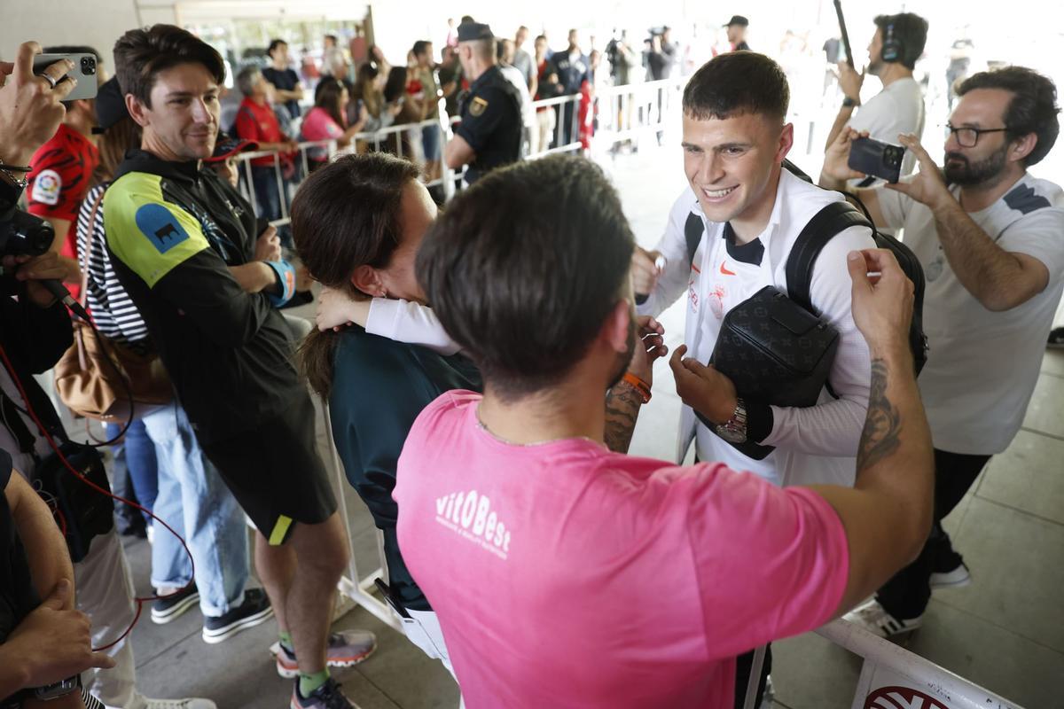 GALERÍA | La madre de Gio González sorprende a su hijo en Sevilla GALERÍA | La madre de Gio González sorprende a su hijo en Sevilla