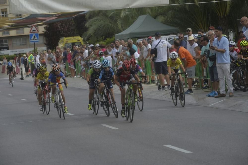 Las medallas que se entregaron a los ciclistas han sido elaboradas de manera artesanal por la ceramista Sol Pérez.