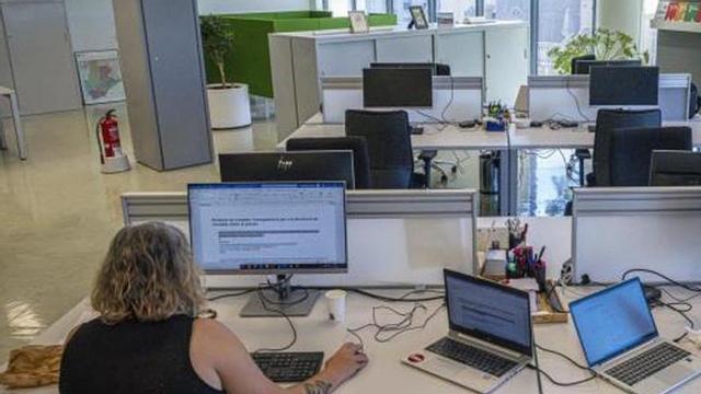 Una empleada, a l’oficina.