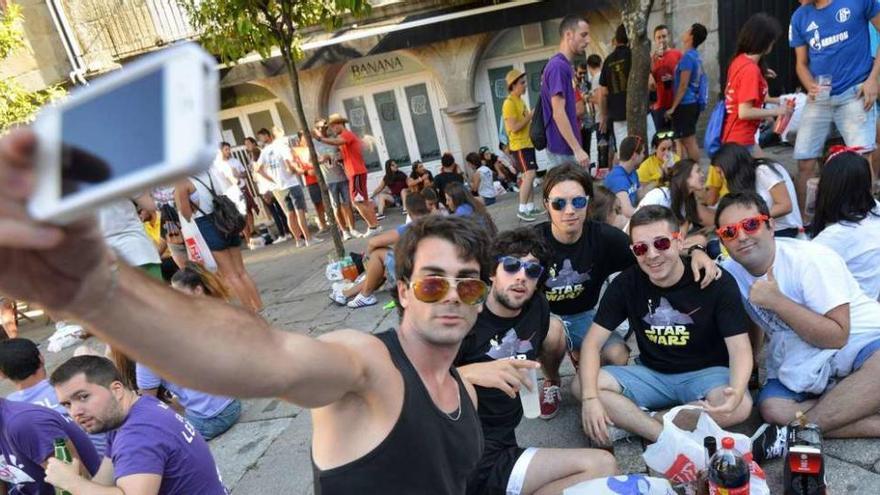 Unos jóvenes disfrutan de la fiesta de &quot;peñas&quot; en la Praza do Teucro, el pasado año. // Gustavo Santos