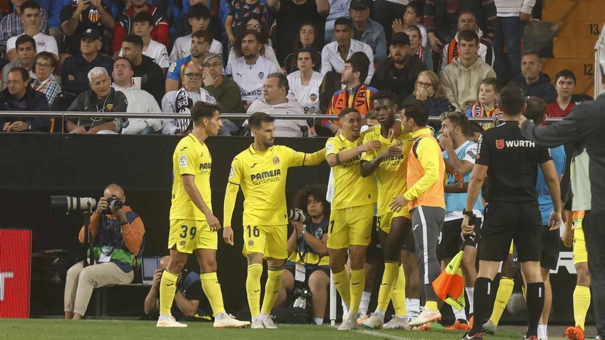 Jackson, felicitado por sus compañeros tras marcar en Mestalla.