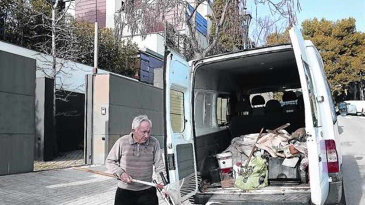 Un jardinero que está haciendo unos trabajos en la propiedad de los Urdangarín carga unas herramientas en una furgoneta, el miércoles pasado.