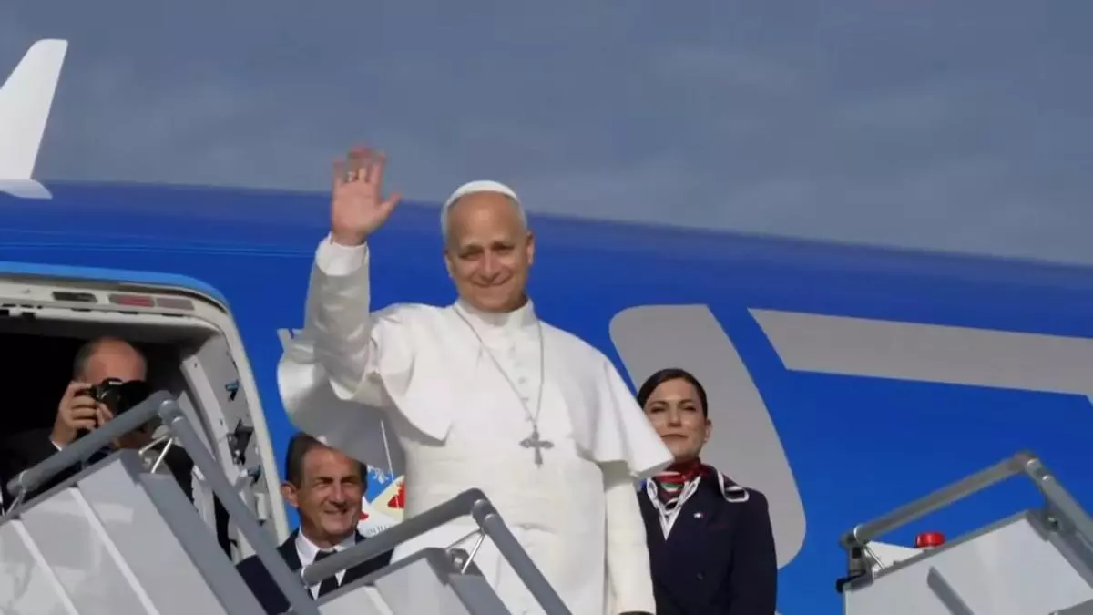El Papa viaja de camino a España: así ha sido su salida del aeropuerto de Roma