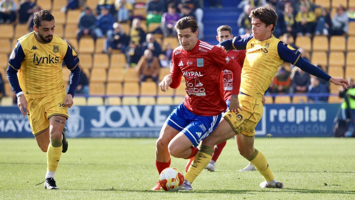 Chechu Martínez, jugador del Tarazona, conduce el balón en el partido contra el Alcorcón.