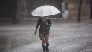 Alerta de la Aemet por fuertes tormentas con granizo: Cuánto va a llover en València y en qué momento lo hará