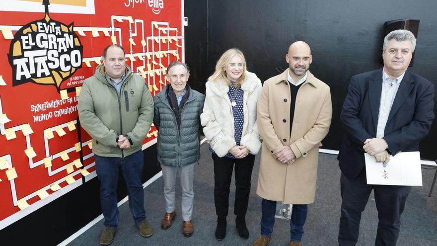 En el día del retrete. De izquierda a derecha, los consejeros de la EMA Eduardo Higuera, Manuel Martínez y Emilia Calvo; el presidente de la empresa, Jesús Martínez Salvador, y el director gerente, Vidal Gago, en el pabellón del Ayuntamiento en la Feria de Muestras, donde se realizaron las actividades escolares con motivo del Día del Retrete. | ÁNGEL GONZÁLEZ