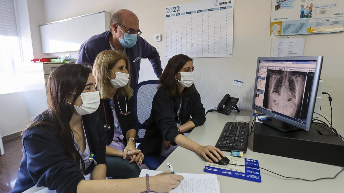 Neumólogos del Hospital General observan una prueba de los pulmones de un paciente