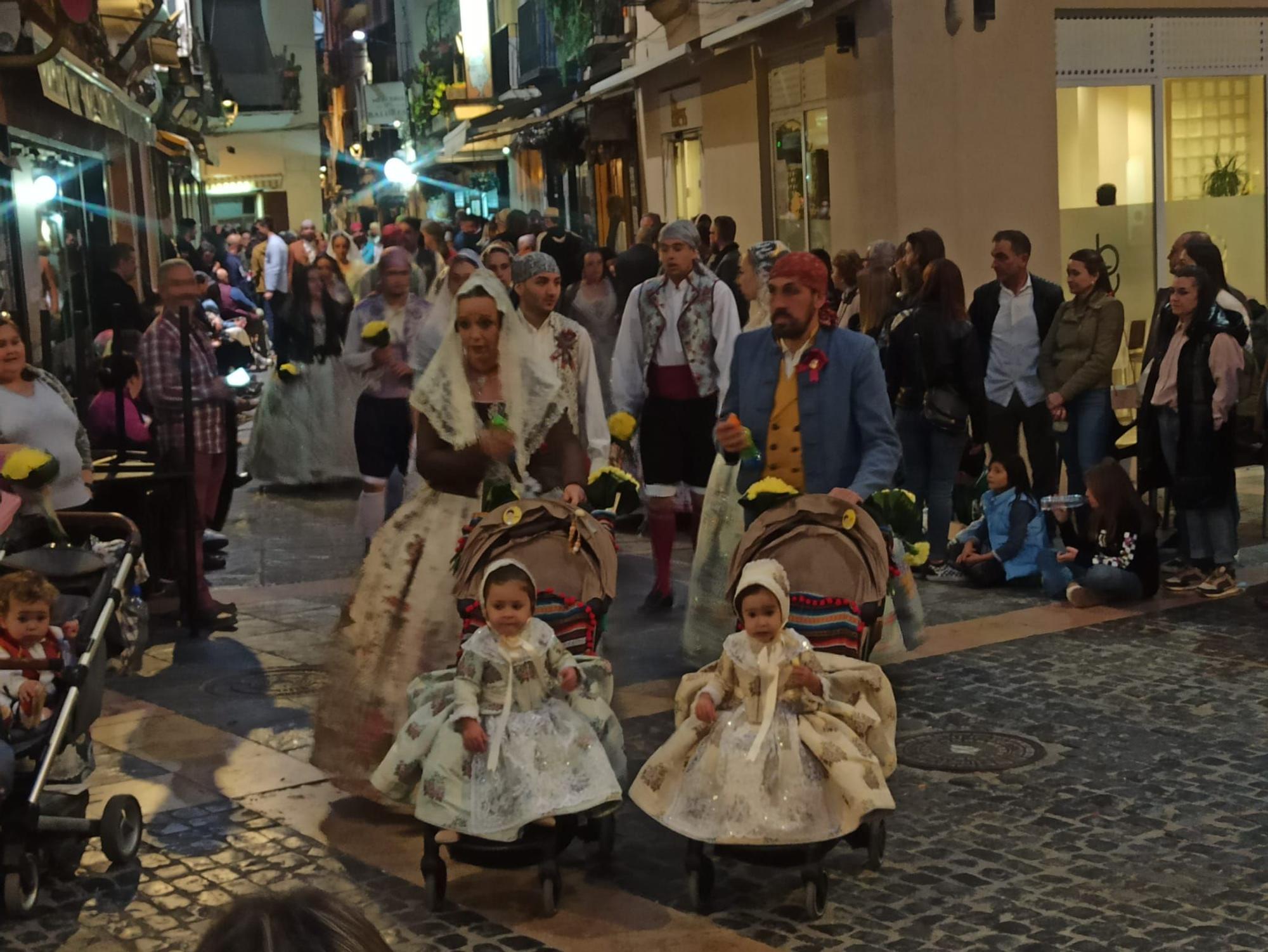 Más de 2.000 falleros y falleras participan en la Ofrenda de Xàtiva a la Mare de Déu de la Seu