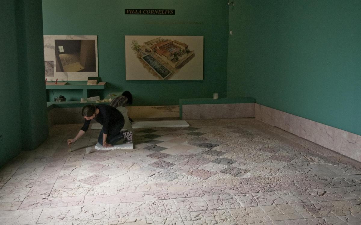 Un pavimento recuperado en la Villa Cornelius, durante su instalación en el museo de l'Almodí de Xàtiva, en una imagen de archivo.