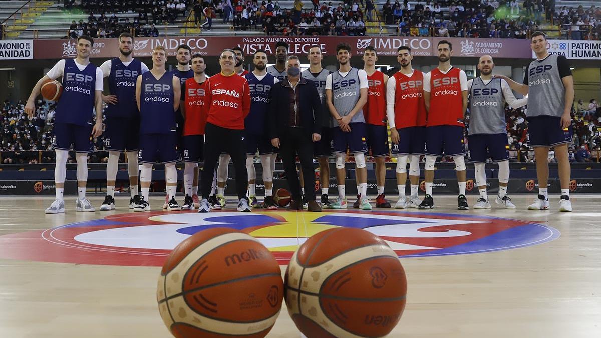 Las imágenes de la selección española de baloncesto con los jóvenes cordobeses en Vista Alegre