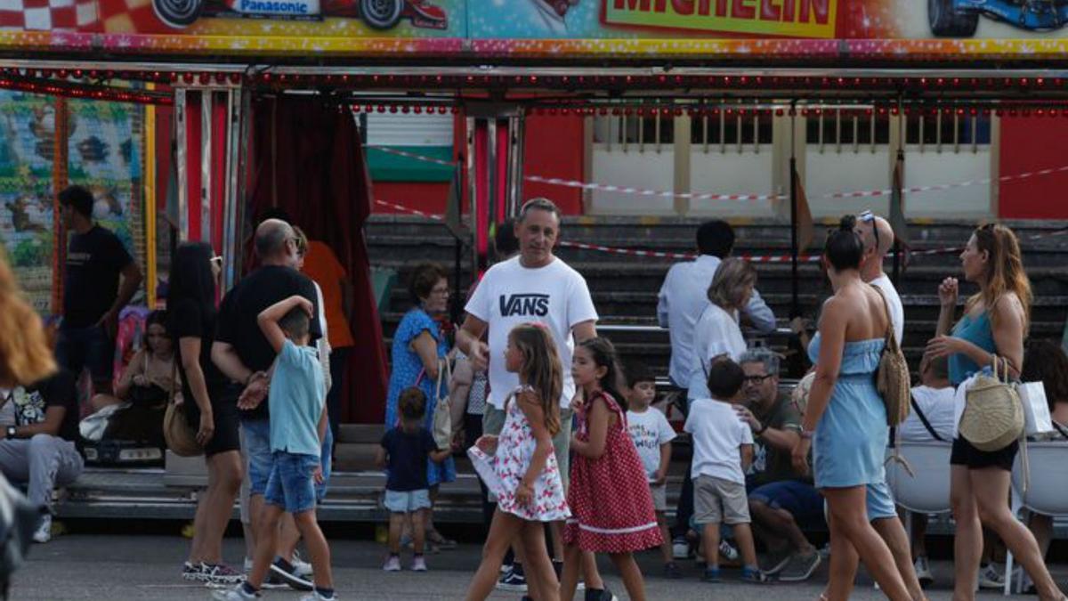 Público en las atracciones infantiles. | M. V.