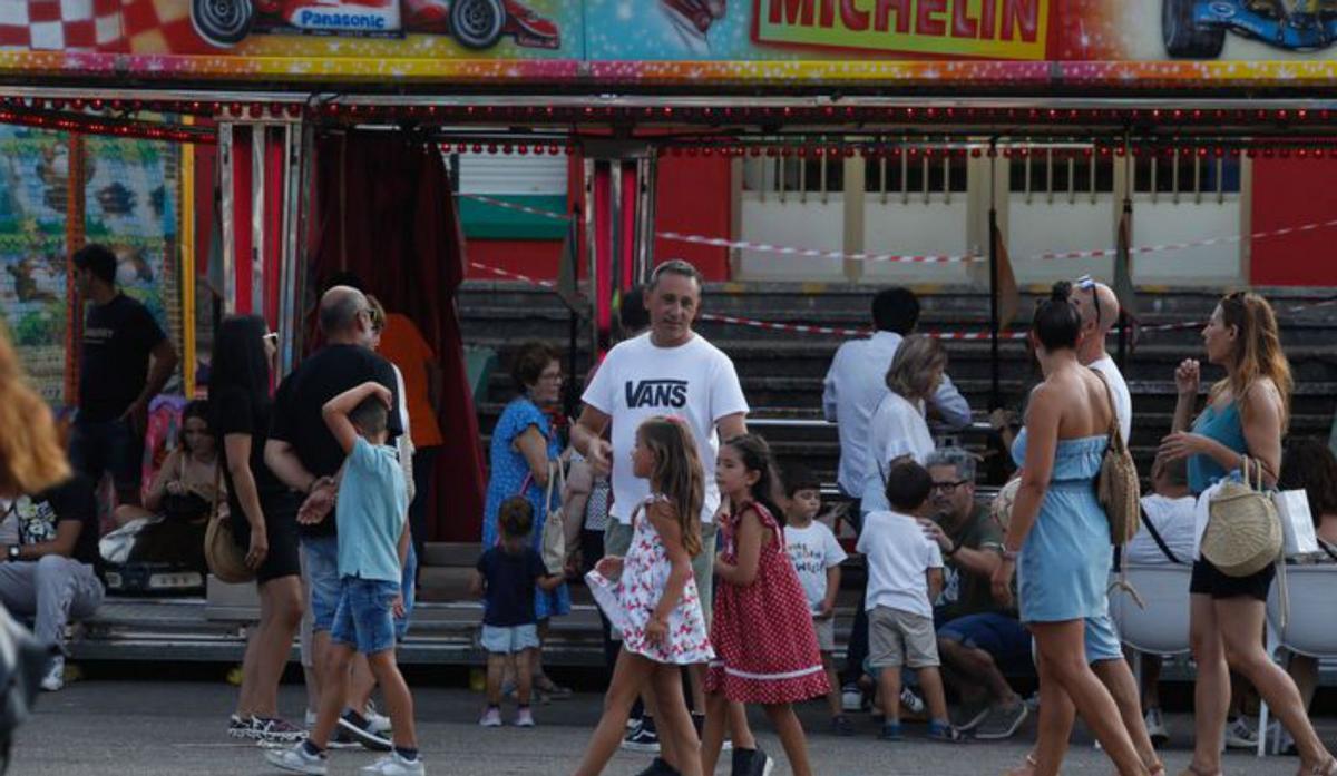Por la izquierda, público en las atracciones, y al lado, en el mercado medieval. A la derecha, familias ayer en el concierto enla plaza del Niemeyer. | M. V.