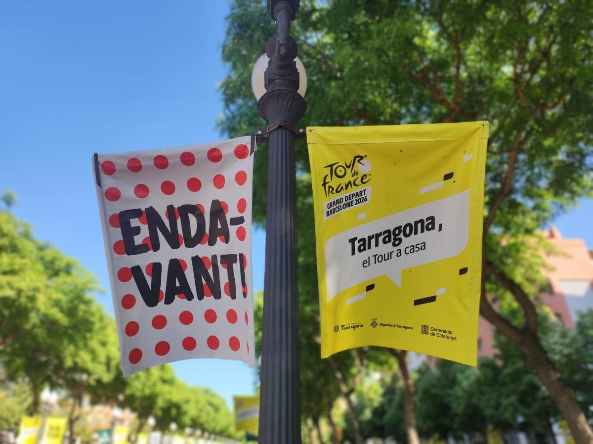 Decoración del Tour de Francia a su paso por la Rambla President Companys de Tarragona.