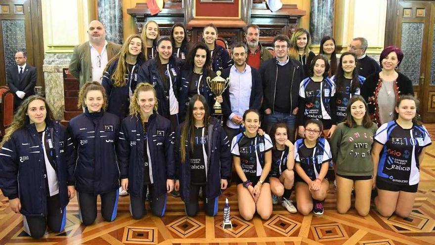 El Fisiomás Zalaeta visita el Ayuntamiento con la Copa Galicia