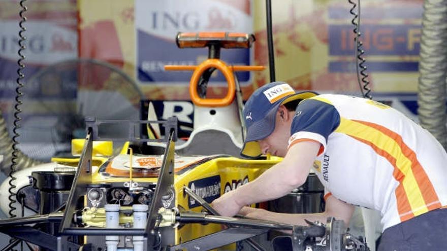 Un mecánico del equipo Renault trabaja en el coche del piloto español de Fórmula Uno, Fernando Alonso, en la recta de boxes del circuito de Sakhir, cerca de Manama, Bahrain, hoy jueves 3 de abril, donde se celebrará el próximo domingo 6 de abril el Gran Premio de Fórmula Uno de Bahrain.